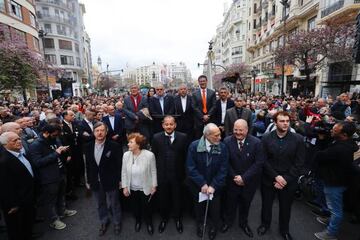 Los descendientes de los fundadores del club junto a leyendas del Valencia.