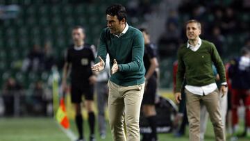 El entrenador del Elche, Alberto toril, durante un partido ante el Alcorc&oacute;n.