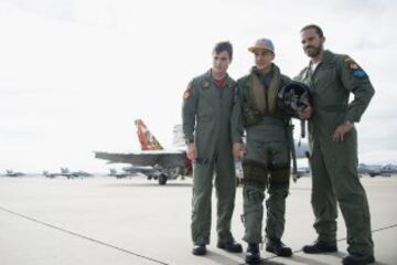 El piloto de Suzuki Maverick Viñales  ha pilotado el avión de combate F-18 de la Base Aérea de Zaragoza, con el que ha pasado del asfalto del circuito de MotorLand, donde competirá el próximo domingo en MotoGP, al cielo de Aragón. Viñales, cuyo nombre, Maverick, se debe al fervor que sentía su padre, Ángel, por el protagonista de la película "Top Gun" que protagonizaba Tom Cruise, y en el que interpretaba el papel de un piloto de combate, ha logrado hoy hacer realidad otra de sus pasiones al subirse a un caza del ejército español.