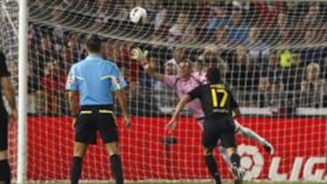 <b>GOLAZO DE XAVI. </b>De esta manera, con un tiro limpio y perfectamente ejecutado, el Barcelona se adelantó en el marcador, una ventaja que no dejó escapar.