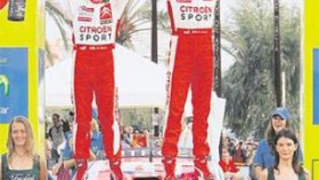 <b>EL PODIO MÁS FELIZ. </b>Dani Sordo, ya coronado campeón, se mostró exultante en la entrega de premios.