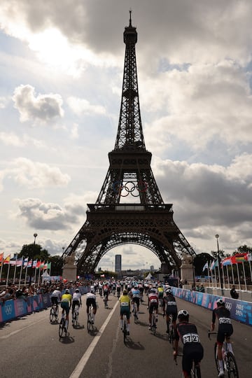 Tras finalizar el Tour de Francia fuera de París pro primera vez este siglo, la Torre Eiffel es testigo de la llegada de los ciclistas en la prueba de ciclismo en ruta masculna.