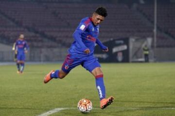 El jugador de Universidad de Chile, Mario Briceño, controla el balon contra San Luis durante el partido amistoso en el estadio Nacional de Santiago, Chile.