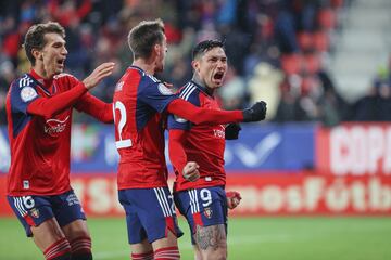 La fiesta del conjunto rojillo tras terminar el partido.  En la imagen, Chimy Ávila.