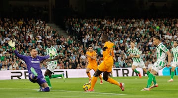 0-1. Pase de Kylian Mbapp al espacio para Ferland Mendy en el rea verdiblanca. El defensa francs controla y da el pase de la muerte a Brahim Daz que anota a placer el primer tanto del Real Madrid.