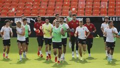 12/08/21 ENTRENAMIENTO DEL VALENCIA 
 GRUPO
 MAXI GOMEZ
 ALDERETE
 CARLOS SOLER
 MAMARDASHVILI
 CHERYSHEV