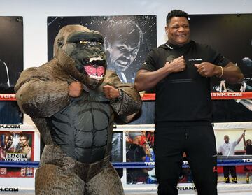 El boxeador Luis "King Kong" Ortiz bromea en el ring con una persona disfrazada de King Kong por Halloween durante un entrenamiento mediático en Las Vegas.