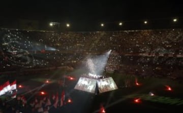 Jugadores y aficionados en el estadio Sánchez Pizjuán.