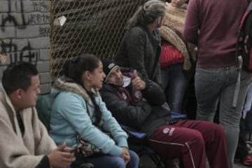 Hinchas hacen fila y esperan conseguir una boleta para el juego Colombia-Argentina.