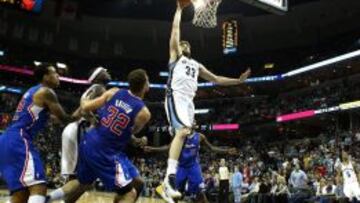 Marc Gasol (Memphis Grizzlies) convierte una canasta ante Matt Barnes y Blake Griffin, de Los Ángeles Clippers.