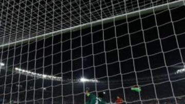 Cesc bate de penalti a Buffon