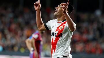 El delantero colombiano del Rayo Vallecano, Radamel Falcao, celebra su gol ante el FC Barcelona durante el partido de LaLiga.