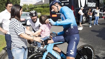 Imanol Erviti, junto a su familia en la primera jornada de descanso de la Vuelta a Espa&ntilde;a.