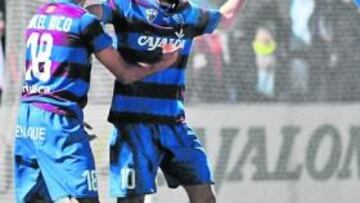 <b>UNA OBRA DE ARTE. </b>Mikel Rico y Dorado felicitan a Juanjo Camacho tras su golazo ante el Castellón.