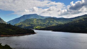 El embalse La Esmeralda, en Macanal (Boyacá), presenta uno de los paisajes naturales más bellos de la región.