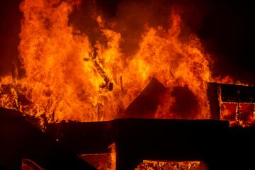 El fuego consume una casa en Palisades, cerca de Los Ángeles. Los servicios de emergencia trabajan a marchas forzadas, pero en condiciones extremas por los vientos.