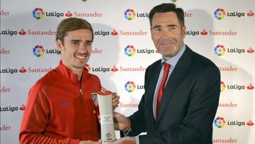 Griezmann recibe el premio de manos de Felipe Martin, Director de Marketing de Santander España.