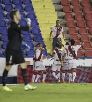 Alegría de los jugadores del Rayo después de marcar el primero de Leo Baptistao frente al levante durante el partido de la sexta jornada de Liga en Primera Division que se juega esta noche en el estadio Ciutat de Valencia.