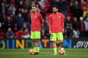 Leo Messi y Jordi Alba durante el calentamiento del Liverpool-Barcelona de la Champions League.