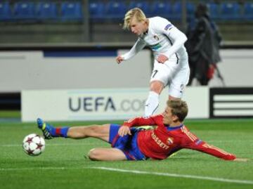 El jugador del Viktoria, Frantisek Rajtoral y Pontus Wernbloom, del CSKA.