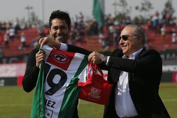 El jugador de Palestino Jose Luis Jimenez, es presentado junto su familia en el estadio La Cisterna de Santiago, Chile.