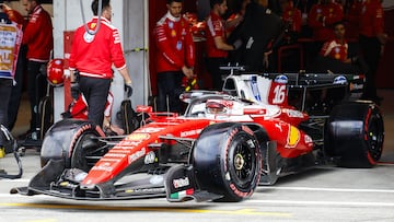 Charles Leclerc sale del box de Ferrari con el SF-26.