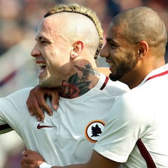 La Roma gana y sigue al acecho