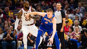 LeBron James presiona a Kristaps Porzingis con su defensa.