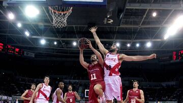 GRAF4962. ZARAGOZA, 04/03/2018.- El alero del Baskonia, Patricio Garino (d) y el base del Tecnyconta, Tomás Bellas (i), pelean un balón en una jugada del partido de Liga Endesa disputado esta tarde en el Pabellón Príncipe Felip