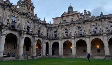 Este municipio se encuentra en el interior de la provincia de Ourense y cuenta con uno de los monumentos más destacados de Galicia: el Monasterio de San Salvador, fundado por San Rosendo en el año 936. Otro de sus lugares más emblemáticos es la capilla mozárabe de San Miguel. 