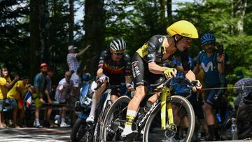 Team Visma - Lease a bike team's Belgian rider Victor Campenaerts cycles in a pursuing group during the 15th stage of the 112th edition of the Tour de France cycling race, 169.3 km between Muret and Carcassonne, southwestern France, on July 20, 2025. (Photo by Marco BERTORELLO / AFP)