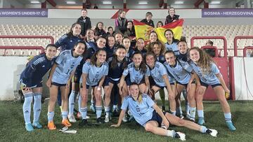 Las futbolistas de la Selecci&oacute;n espa&ntilde;ola Sub-17 celebran su victoria sobre Noruega junto a un grupo de ni&ntilde;as y ni&ntilde;os en la grada.