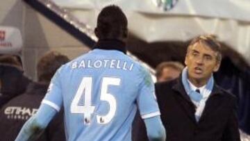 <b>DISCUTIDO. </b>Mancini habla con Balotelli tras la expulsión de éste.