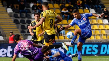 Futbol, Coquimbo Unido vs Universidad de Chile.
Fecha 14, Liga de Primera 2025.
El jugador de Universidad de Chile Nicolas Guerra, derecha, disputa el balon con la defensa de Coquimbo Unido durante un partido de primera division realizado en el estadio Francisco Sanchez Rumoroso de Coquimbo, Chile.
15/06/2025
Andres Pina/Photosport
Football, Coquimbo Unido vs Universidad de Chile.
14th turn, 2025 First division League.
Universidad de Chile’s player Nicolas Guerra, right, vies for the ball against Coquimbo Unido’s defense during a first division match at the Francisco Sanchez Rumoroso stadium in Coquimbo, Chile.
15/06/2025
Andres Pina/Photosport