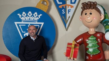 Monchi, posando muy navideño en las instalaciones del San Fernando.