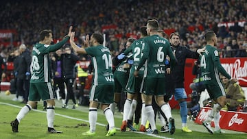 Sevilla/06-01-2018: Los jugadores del Real Betis, celebran el cuarto gol del equipo obra de Sergio León durante el partido que les enfrentó al Sevilla FC.
FOTO: PACO PUENTES/EL PAIS
