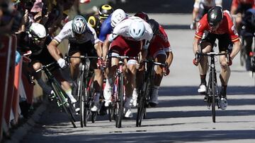 El ciclista eslovaco del equipo Bora Hansgrohe Peter Sagan cierra al ingl&eacute;s del equipo Dimension Data Mark Cavendish durante el esprint final de la 4&ordf; etapa del Tour de Francia.