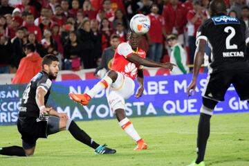 Santa Fe y Millonarios se enfrentaron en el estadio El Campín por la décima fecha de la Liga Águila II-2017, jornada de clásicos regionales en el fútbol colombiano.