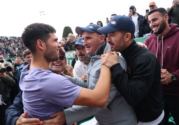 El español Carlos Alcaraz celebra su victoria con su agente Albert Molina y su entrenador Samuel López tras la final individual entre el español Carlos Alcaraz y el italiano Lorenzo Musetti.