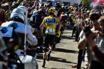 En la edición de 2016 del mítico Tour de Francia, el inglés Chris Froome, campeón en 2013 y 2015, sufrió un insólito accidente mientras escalaba Mont Ventoux. Una carambola causada por Richie Porte, ciclista de BMC, y una motocicleta, causó que Froome cayera de su bicicleta; cuando quiso incorporarse, tenía tantas averías que la hacían imposible de montar. Desesperado, comenzó a correr para alcanzar al pelotón que le había rebasado. Hubo final feliz para Froome, a pesar de todo, ya que terminó por ganar el Tour por tercera vez.