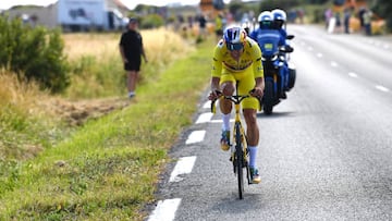 El ciclista belga Wout Van Aert rueda en solitario en busca de la victoria en la cuarta etapa del Tour de Francia 2022.