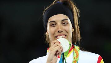 Eva Calvo sostiene su medalla de plata en Taekwondo en el podio de los Juegos Ol&iacute;mpicos de R&iacute;o 2016.