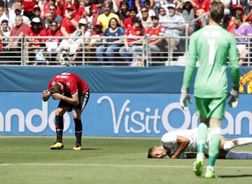 Penalti de Lindelof a Theo Hernández