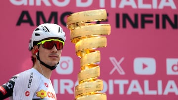 Juan Ayuso, junto al Trofeo Senza Fine del Giro de Italia.