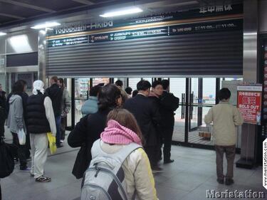 Miles de japoneses hacen cola ordenadamente para comprar Wii