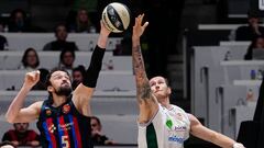 BADALONA (BARCELONA), 16/02/2023.- El ala-pívot del Unicaja Dylan Osetkowski (d) lucha con Sertac Sanli, del Barça, durante el partido correspondiente a cuartos de final de la Copa del Rey de baloncesto que Barça y Unicaja Málaga disputan este jueves en el Palau Municipal d'Esports de Badalona. EFE/ Enric Fontcuberta
