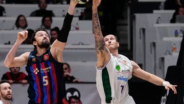 BADALONA (BARCELONA), 16/02/2023.- El ala-pívot del Unicaja Dylan Osetkowski (d) lucha con Sertac Sanli, del Barça, durante el partido correspondiente a cuartos de final de la Copa del Rey de baloncesto que Barça y Unicaja Málaga disputan este jueves en el Palau Municipal d'Esports de Badalona. EFE/ Enric Fontcuberta