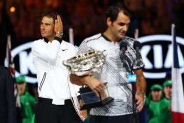 Roger Federer habla durante la ceremonia de entrega de trofeos.