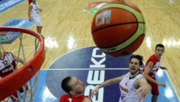 <b>UN COLOSO. </b>Pau Gasol (29 puntos y 7 rebotes) observa un balón rebotado ante la mirada de Lapeta. Los pívots polacos nunca pudieron frenar al de los Lakers.