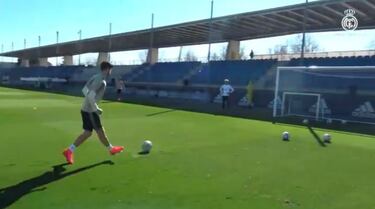 Además de la conducción, comienza a golpear la pelota. Son golpeos muy suaves, pases cortos, pero que le permiten volver a sentirse futbolista.